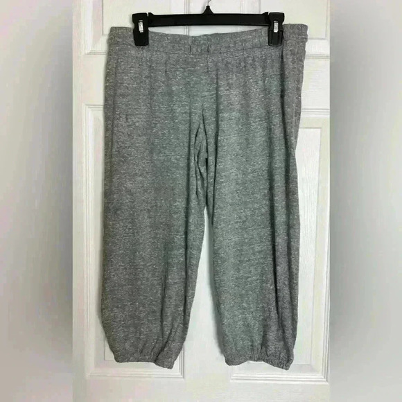 Medium Under Armour gray cropped pants - Picture 1 of 6